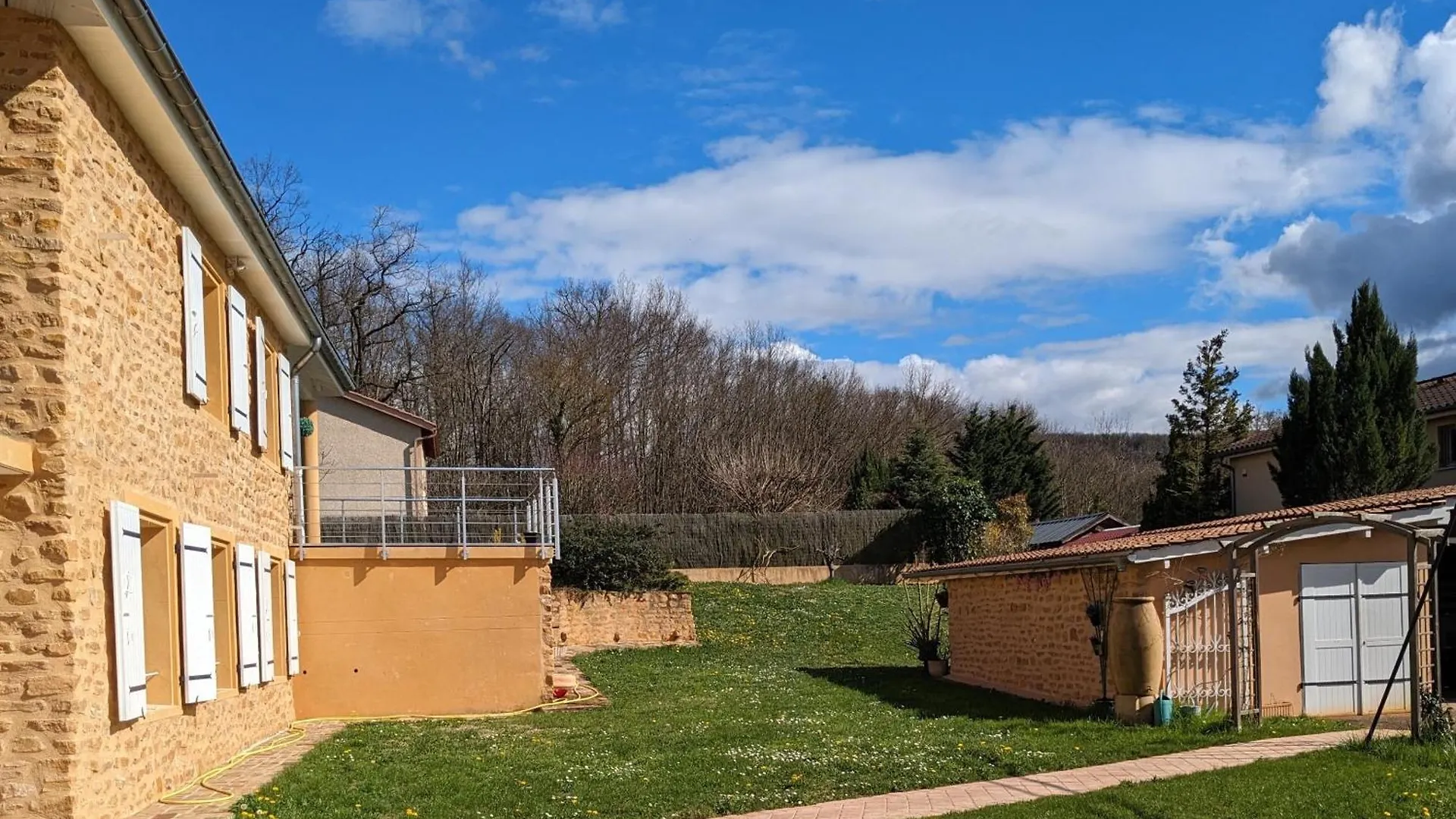 Alix Au Pays Des Pierres Dorees Bed & Breakfast