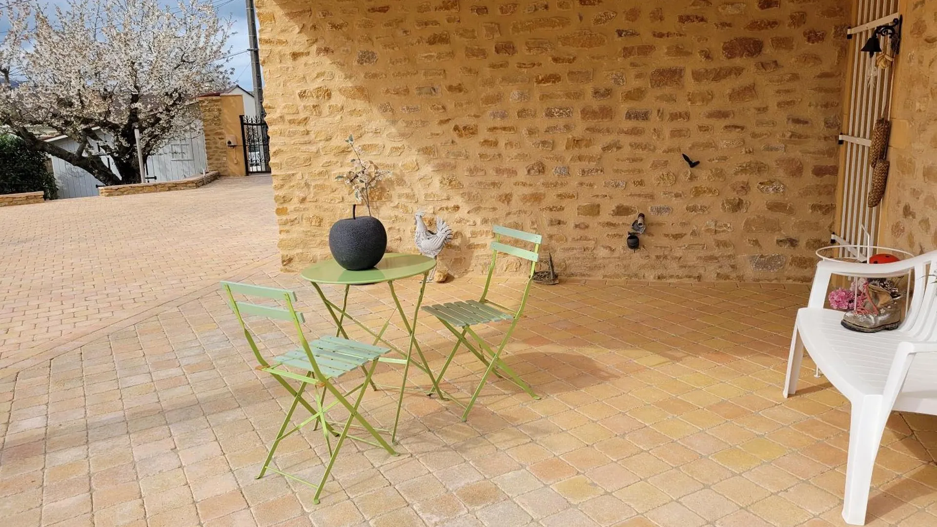 Alix Au Pays Des Pierres Dorees France