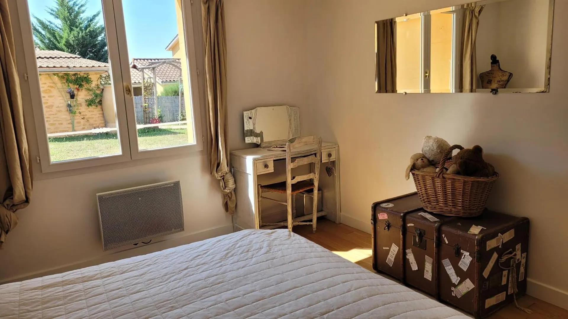 Alix Au Pays Des Pierres Dorees Bed & Breakfast